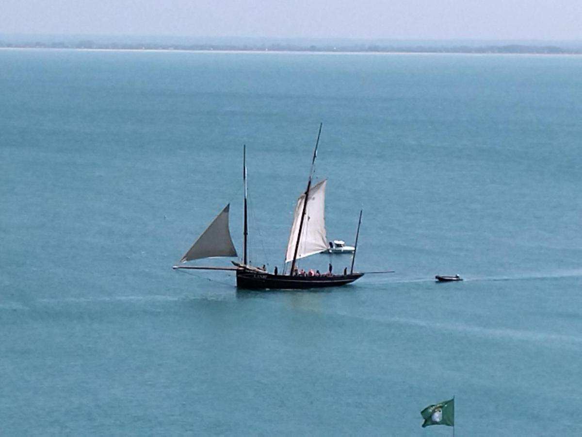 La Porte Bleue Cancale Bagian luar foto
