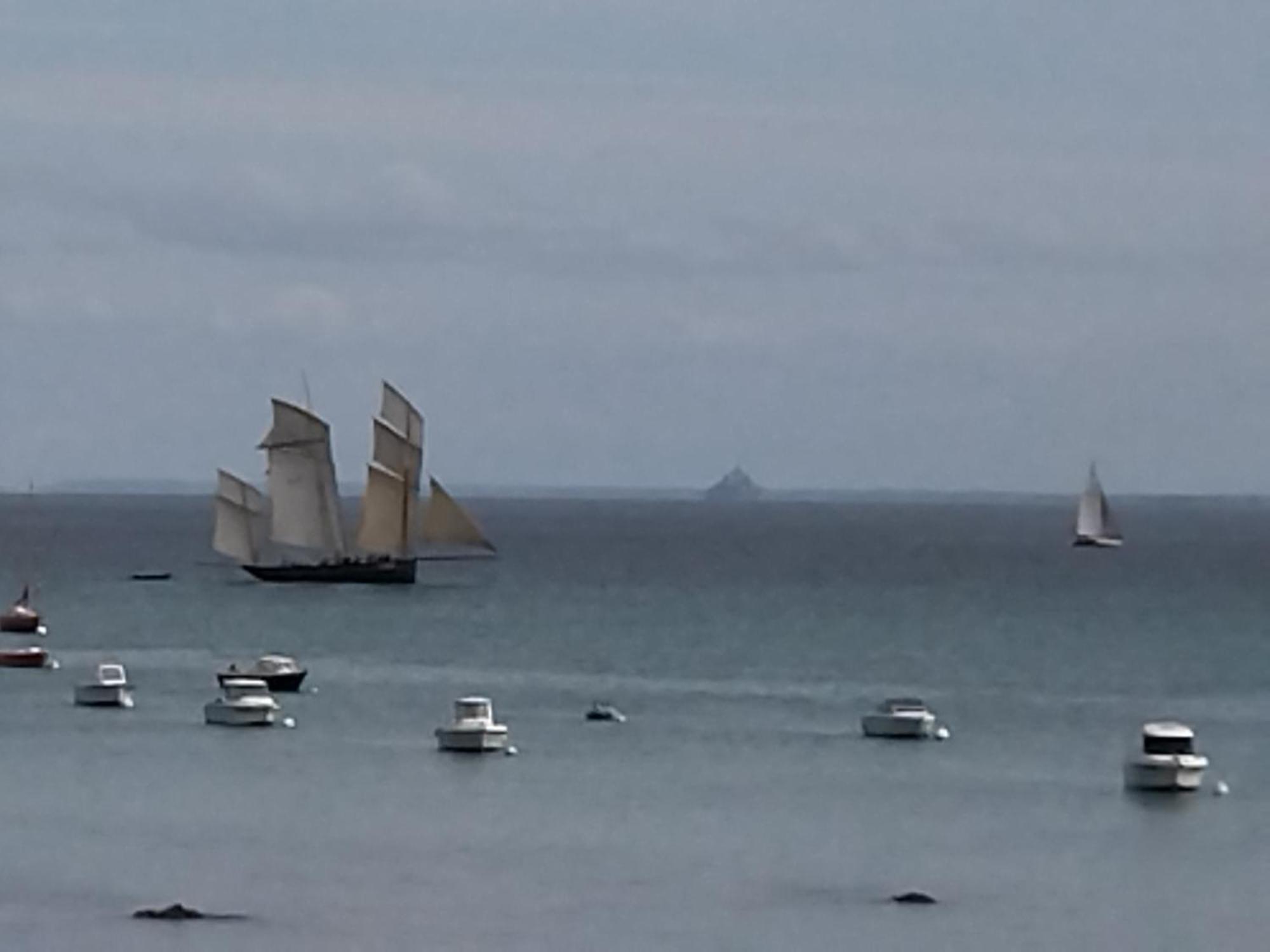 La Porte Bleue Cancale Bagian luar foto